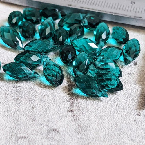 Perles briolettes goutte à facette en cristal de verre vert émeraude 12x6mm x5