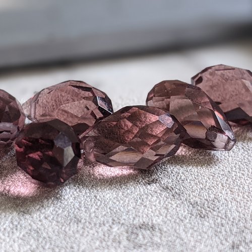 Perles briolettes goutte à facette en cristal de verre violet rose aubergine 13x8mm x4