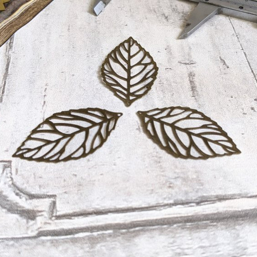 Estampes pendentifs breloques feuilles filigranées métal bronze 54x31mm x 3