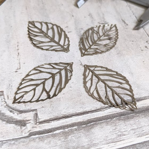Estampes pendentifs breloques feuilles filigranées métal argenté 54x3mm x 4