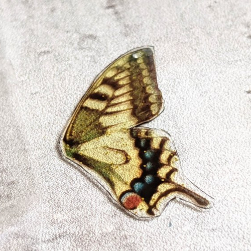 Breloques pendentifs ailes de papillons jaune papier plastifié résine 25x17 mm x2 (1 paire)