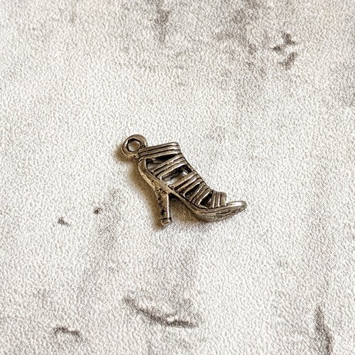 Breloque chaussure talon sandale métal argenté 9 x 10 mm x1