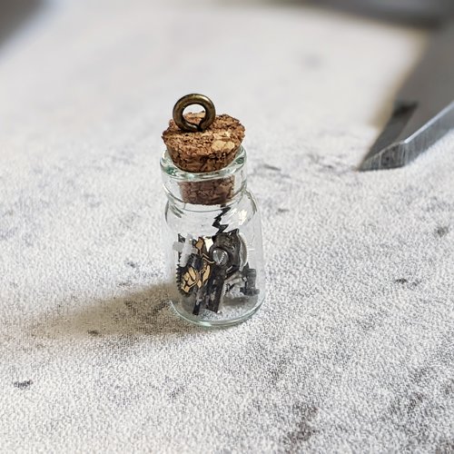 Pendentif fiole de verre pièces de montre engrenage steampunk liège 23x9mm x1