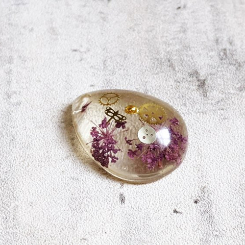 Pendentif goutte fait main résine fleur séchée violet engrenages libellule 28x21mm unique