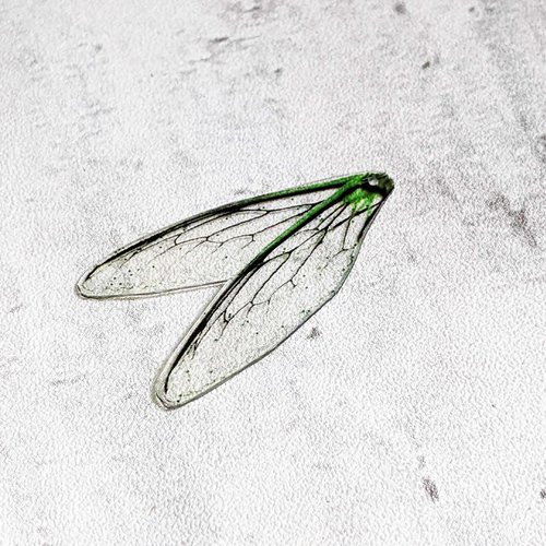 Breloque pendentif aile de libellule acrylique résine 37x20mm x1