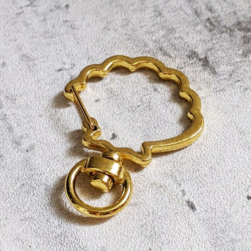 Support porte-clés ou bijou de sac métal doré forme coquillage x1