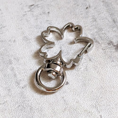 Support porte-clés ou bijou de sac métal argenté forme fleur x1
