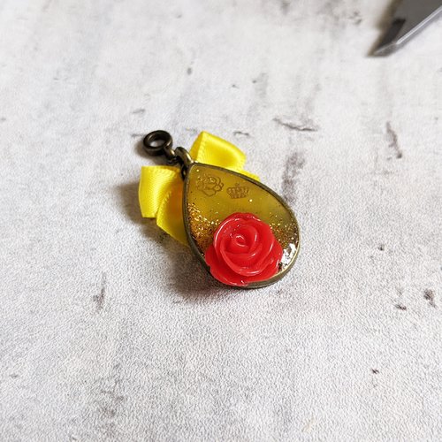 Pendentif goutte résine jaune fleur rose rouge inspiration belle et la bête 45x20mm x1 unique