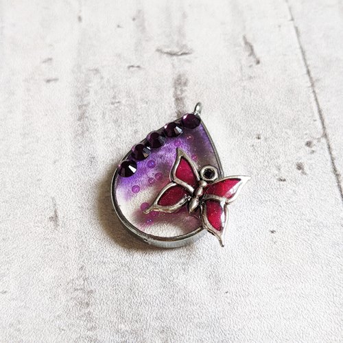 Pendentif fait main goutte résine métal argenté papillon fuchsia strass cristal violet mini billes 37x25mm x1 unique