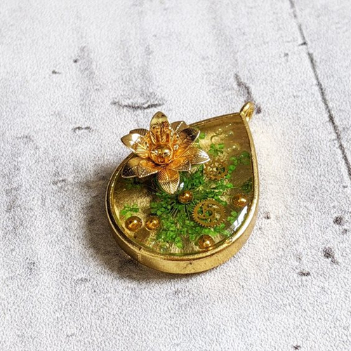 Pendentif goutte résine métal doré fleur séchée vert engrenage 38x25mm unique