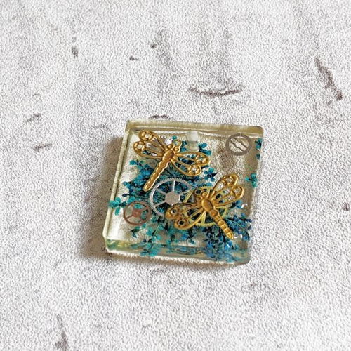 Pendentif carré résine steampunk engrenages libellule doré fleur séchée bleue 25x25mm x1 unique