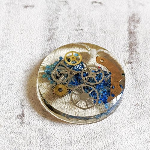 Pendentif rond résine steampunk engrenages doré fleur séchée bleue 25x25mm x1 unique