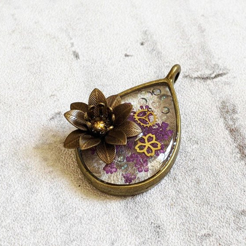 Pendentif goutte résine métal bronze fleur séchée violet engrenages 35x20mm déstockage