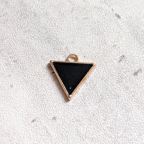Breloque triangle métal doré émail noir 16x15mm x1 destockage