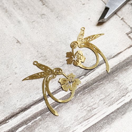 Estampes breloques pendentifs fleur et oiseau colibri cuivre doré filigrane 38x27mm x2