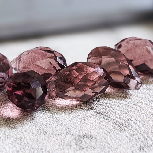 Perles briolettes goutte à facette en cristal de verre violet rose aubergine 13x8mm x5
