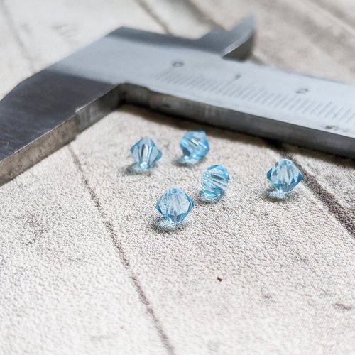 Perles toupies à facettes en cristal de verre bleu clair 4 mm x10