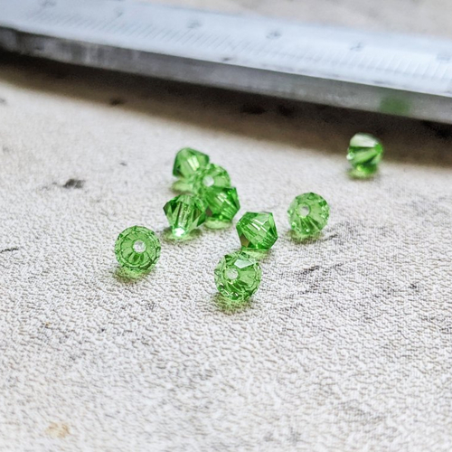 Perles toupies à facettes en cristal de verre vert clair 4 mm x10