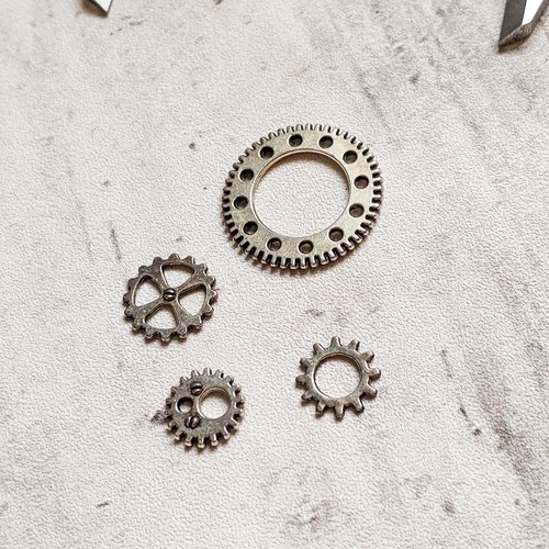 Breloques pendentifs lot petits engrenages métal argent ouverts diam 1,2 cm x1