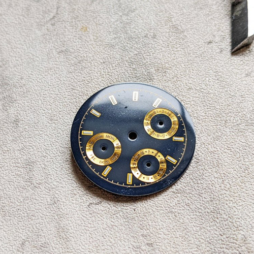 Cadran de montre rond bleu foncé brillant et doré chronographe 25mm x1