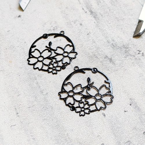 Estampes pendentifs breloques cercles fleurs cuivre émail noir 30x35mm x2