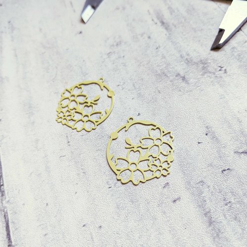 Estampes pendentifs breloques cercles fleurs cuivre émail jaune pastel 30x35mm x2
