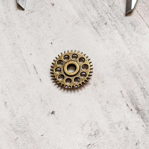 Breloque pendentif connecteur engrenage trous striés métal bronze 25mm x1