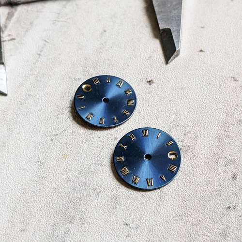 Cadran de montre ronds bleu foncé et doré métallisé cabochon 20mm x1