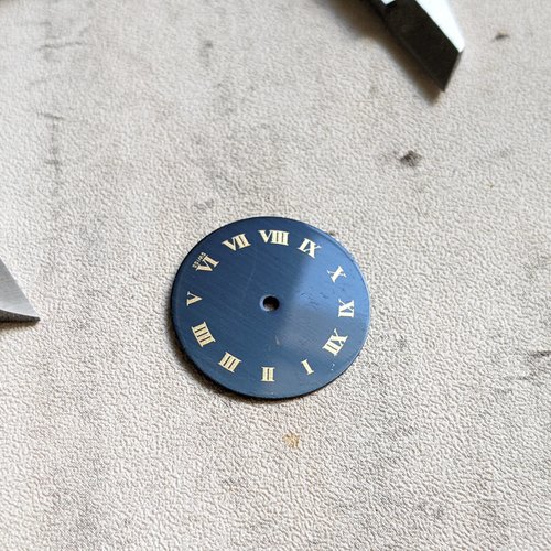 Cadran de montre rond bleu foncé et doré chiffres romains cabochon 22mm x1