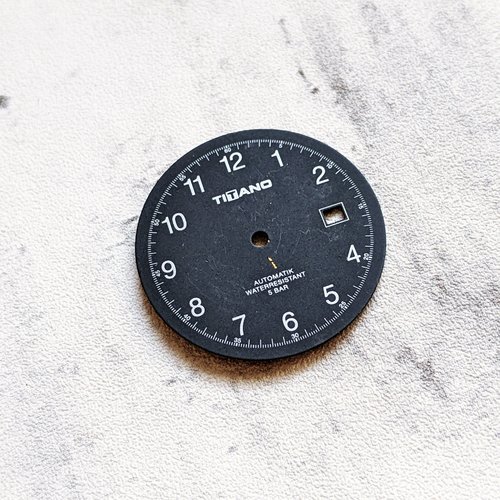 1 cadran de montre noir et blanc chronographe 32 mm