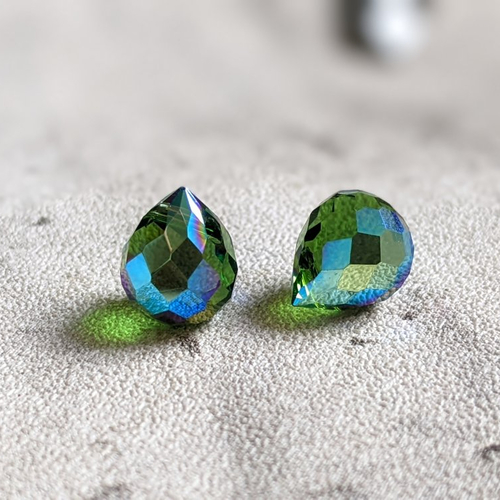 Perles briolettes poires goutte à facettes verre vert reflets multicolores 10x8mm x5