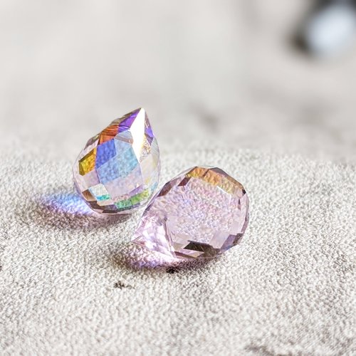 Perles briolettes poires goutte à facettes verre rose reflets multicolores 10x8mm x5