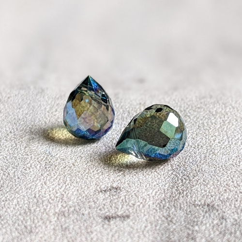 Perles briolettes poires goutte à facettes verre vert bleuté reflets multicolores 10x8mm x5