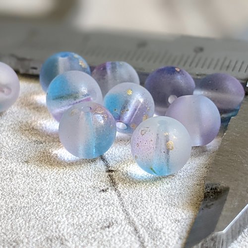 Perles rondes effet givré bleu et violet paillettes dorés 8 mm x10