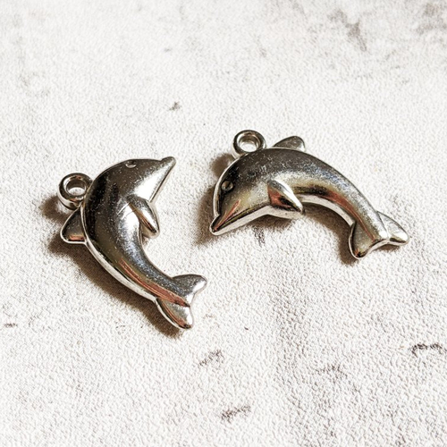 2 breloques dauphin mammifère marin acrylique argenté 23x17mm x2