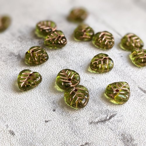 Perles en verre tchèque feuille vert olivine dorure cuivrée 9x9x3,5mm x10