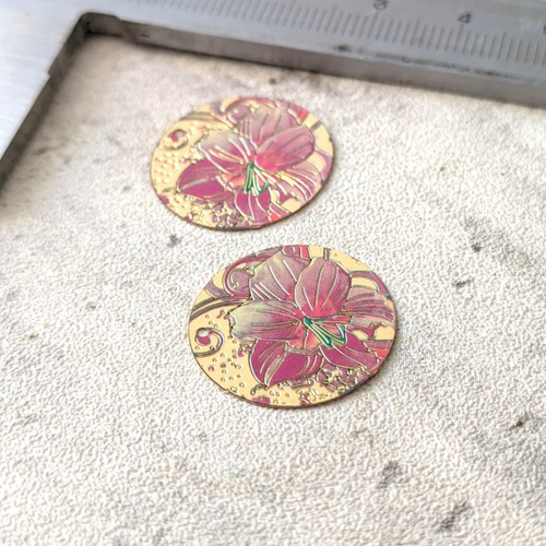 Estampes pendentifs breloques rondes laiton émail écru fleur violet rose 20mm x2