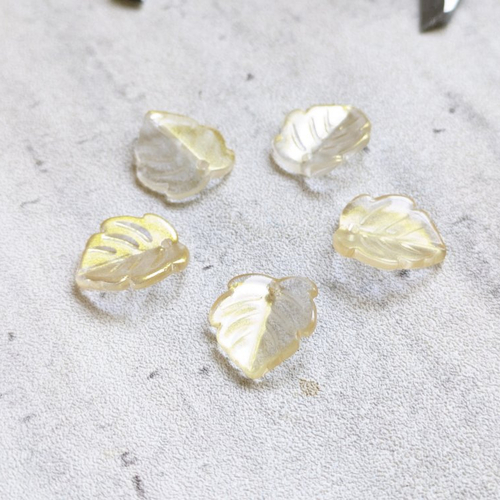 Perles pétales ou feuilles de verre jaune transparent paillettes doré 20x14mm x10