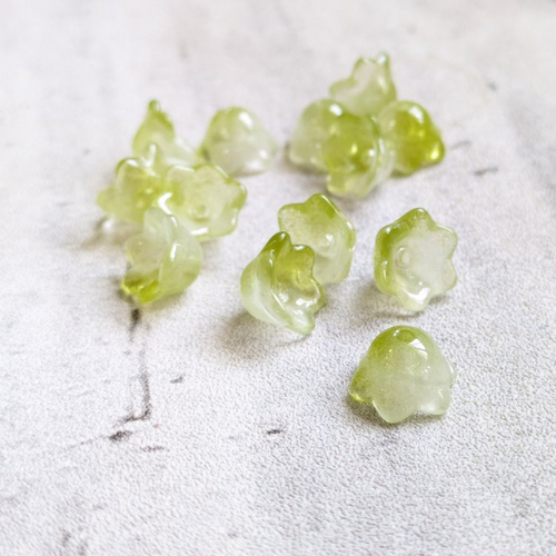 Perles coupelles calottes fleur clochette verre vert clair transparent 8x10mm x10
