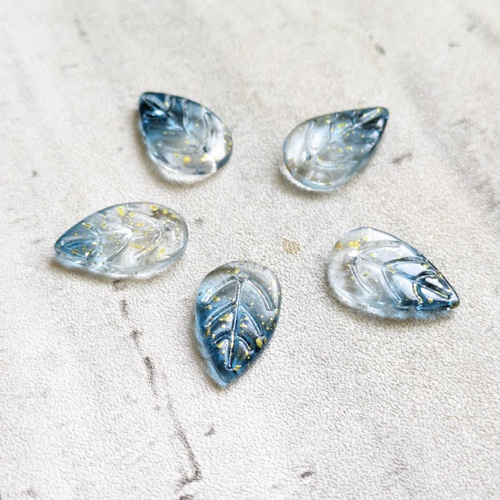 Perles pétales ou feuilles de verre bleu foncé transparent paillettes doré 19x11mm x5