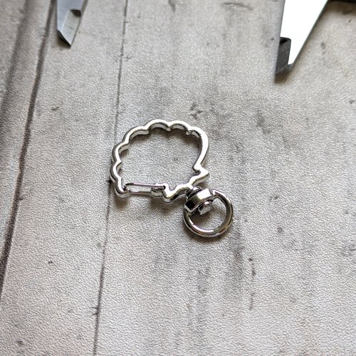 Support porte-clés ou bijou de sac métal argent forme coquillage x1