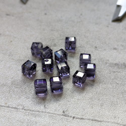 Perles cube carré violet foncé cristal de verre 6x6mm x5