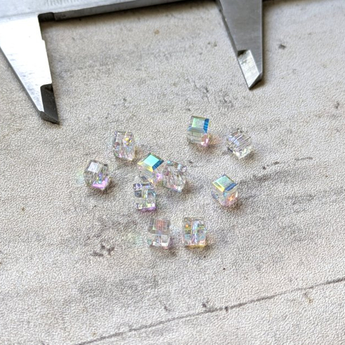 Perles cube carré transparent reflets multicolores cristal de verre autrichien 6x6mm x5