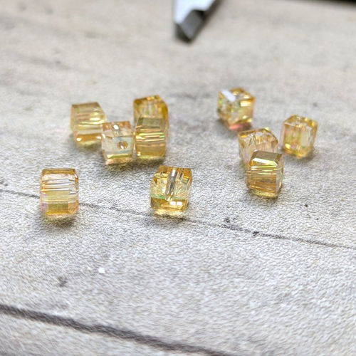 Perles cube carré jaune transparent reflets multicolores cristal de verre autrichien 6x6mm x5