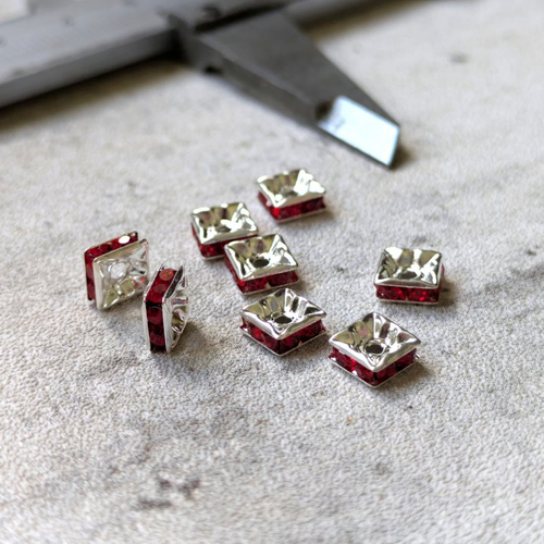 Perles plates métal carré argent strass verre rouge 6x6x3mm x8
