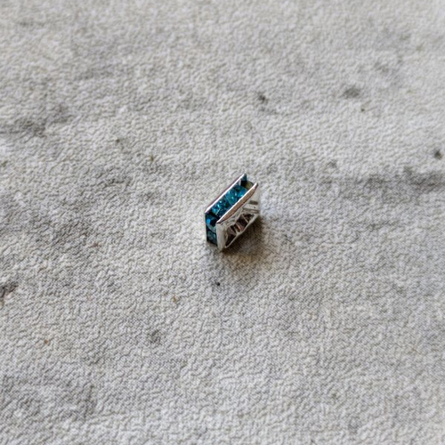 Perle plate métal carré argent strass verre bleu 6x6x3mm x1