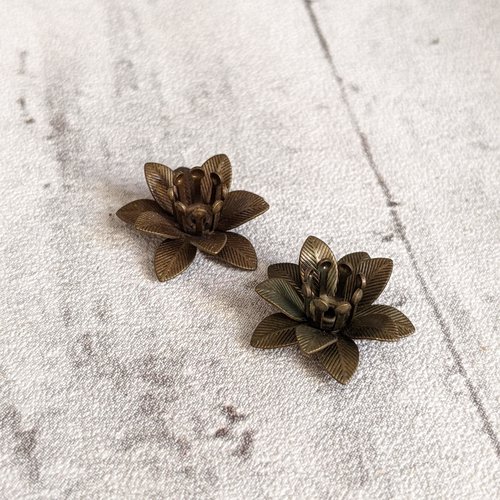 Coupelles/calottes fleurs en cuivre bronze x2
