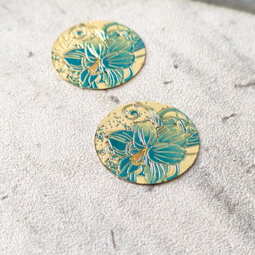 Estampes pendentifs breloques rondes laiton émail écru fleur bleu clair 20mm x2