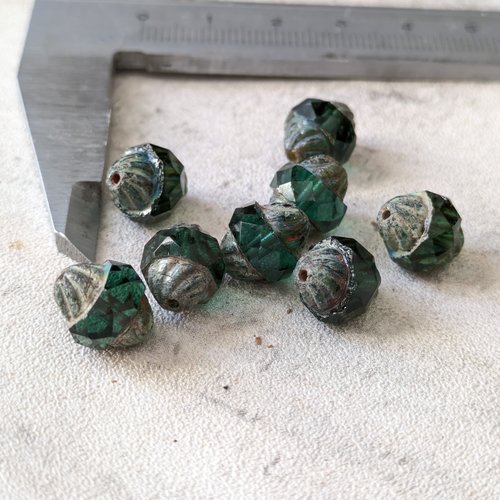 Perle en verre tchèque bicone "turbine" losange vert polie au feu 11x10mm x1