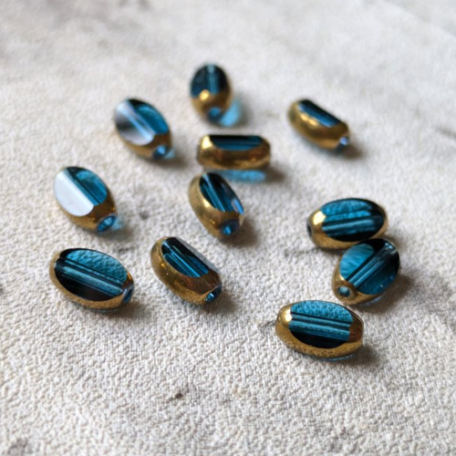 Perles en verre ovale bleu canard transparent contours dorés 7x4 mm